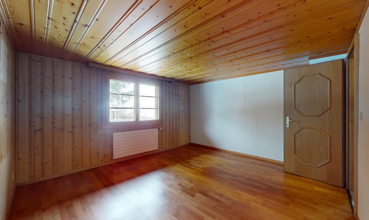 leerer raum mit holzdecke, natürliches licht, kühler, und holzfußboden