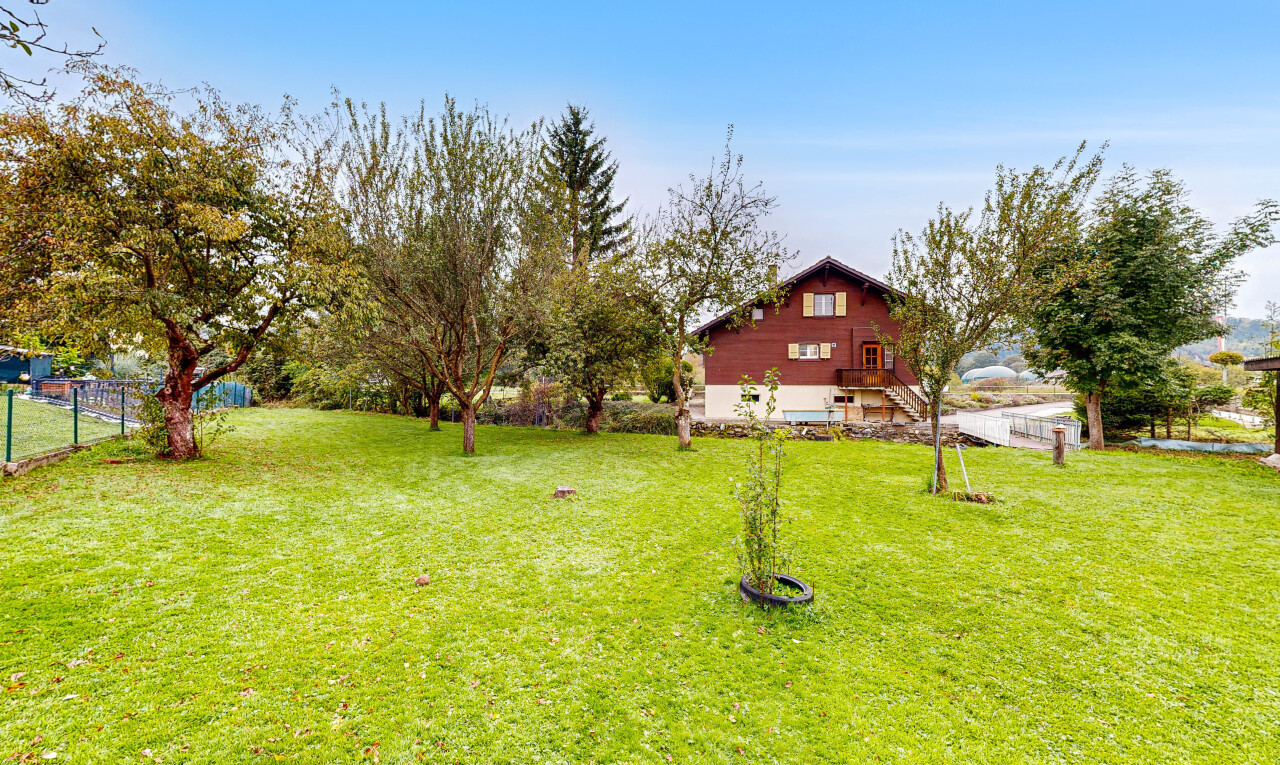 garten mit rasen, property visible, und day time