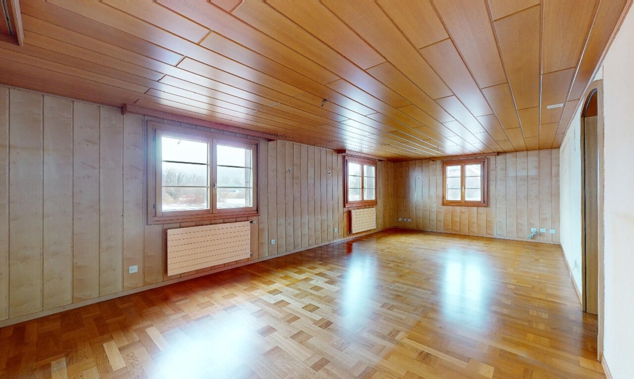leerer raum mit holzdecke, natürliches licht, und kühler