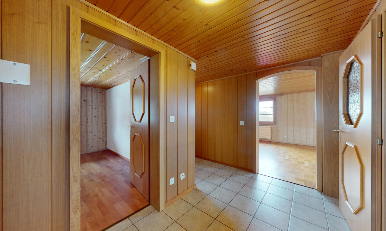 halle / korridor mit holzdecke, gewölbte gehwege, holzwand, fliesenboden, und natürliches licht