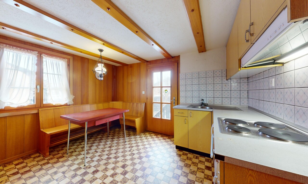 küche mit holzwand, balkendecke, natürliches licht, arbeitsplatten, und vinylboden
