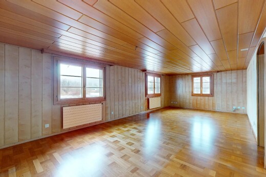 pièce vide avec radiateur, lumière naturelle, et plafond en bois