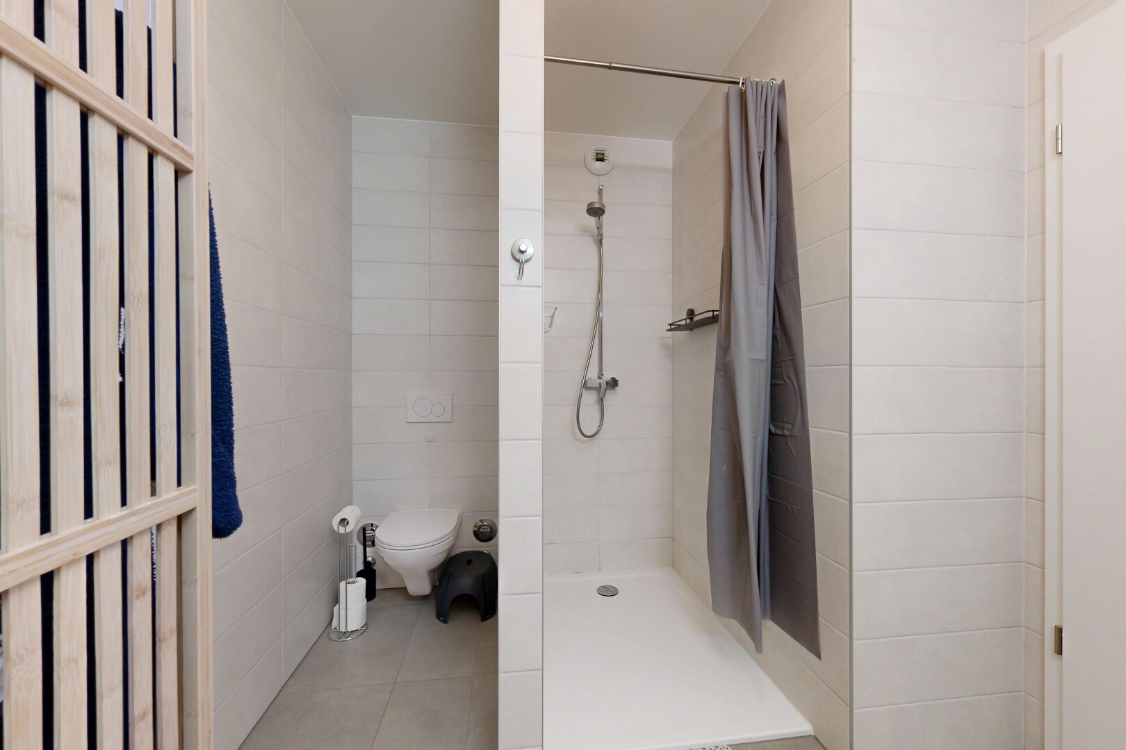 bad mit komplettes badezimmer, dusche, fliesenwand, tile wall, und fliesenboden