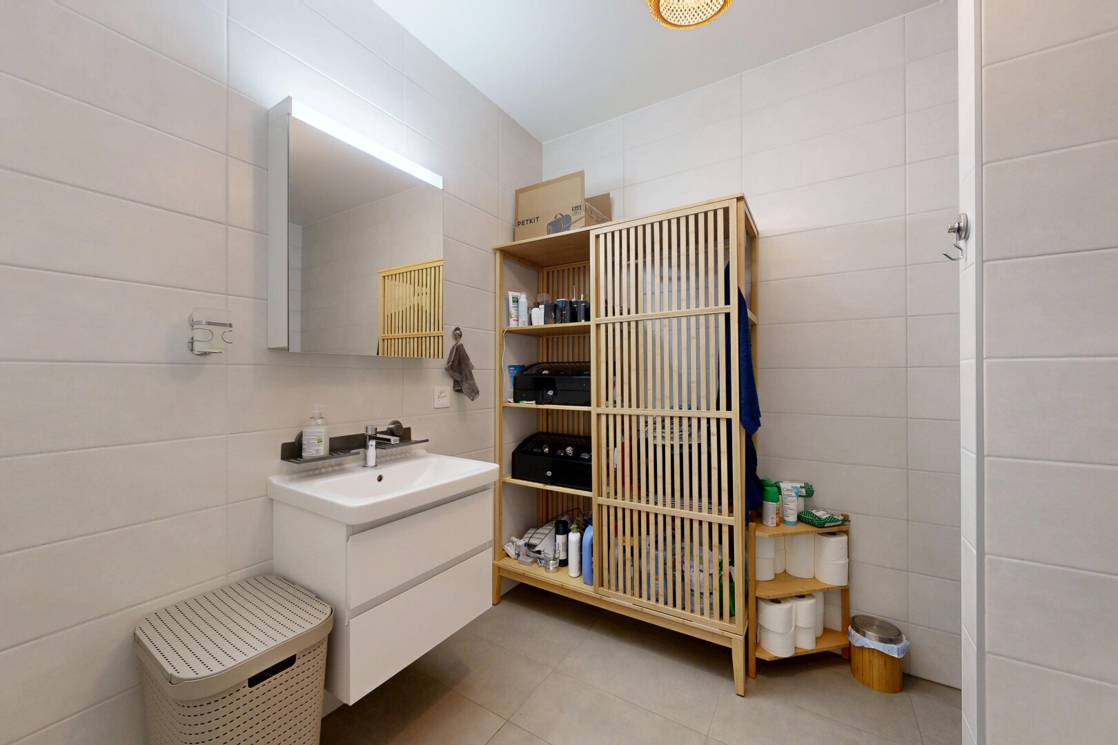 bad mit fliesenwand, tile wall, schminktisch, waschbecken, und spiegel