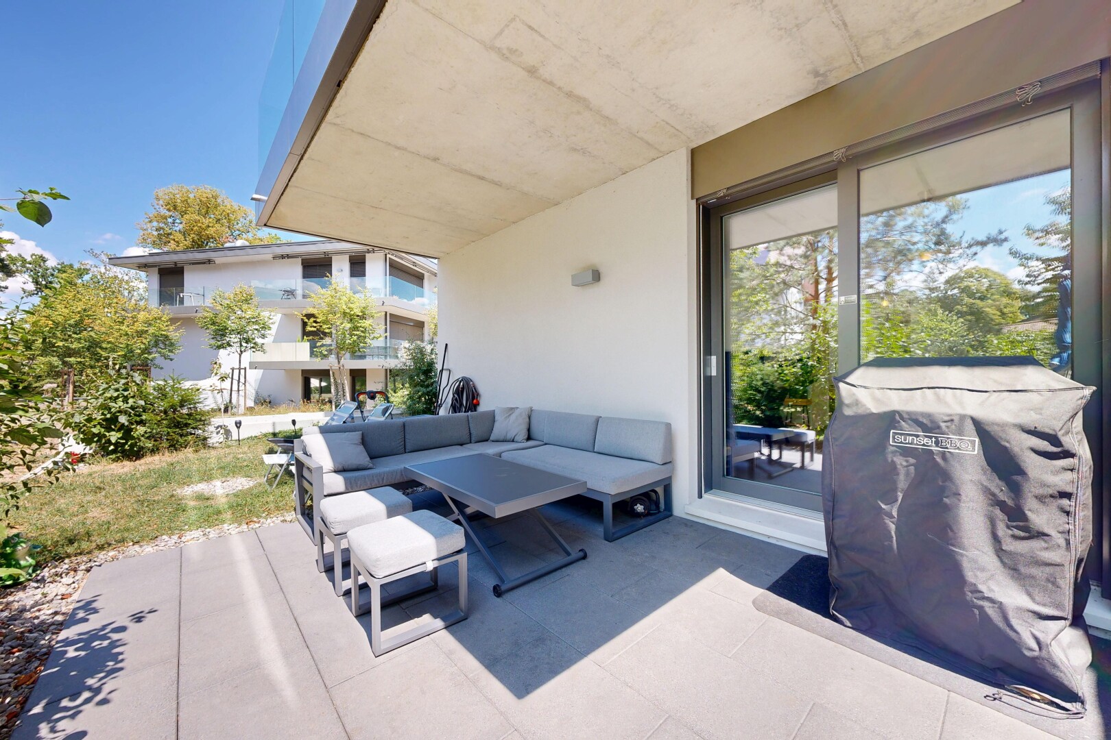terrasse mit day time, grill, wohnraum im freien, und terrasse