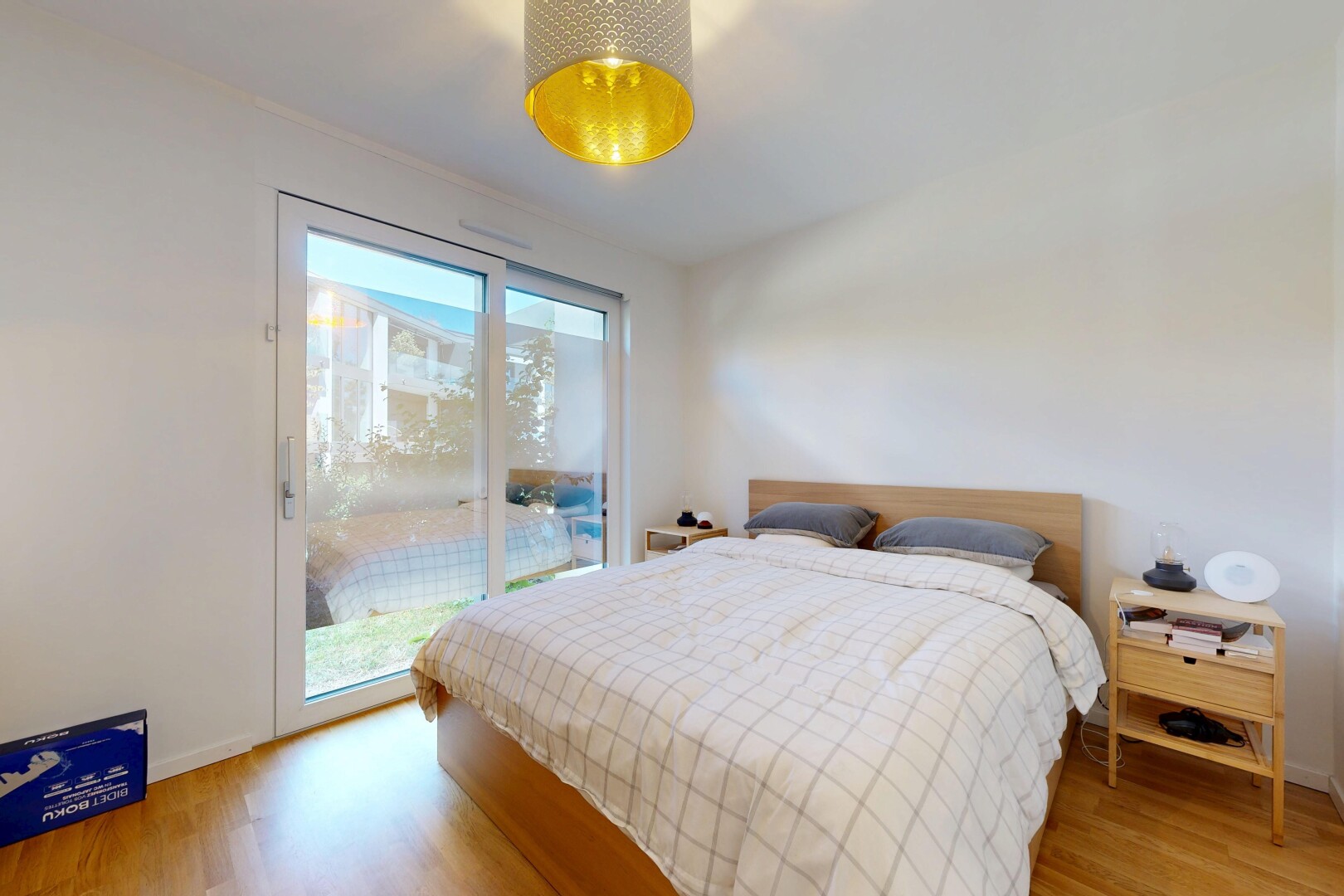 zimmer / schlafzimmer mit außenzugang, holzfußboden, wood finish floor, gipskartonwand, und drywall