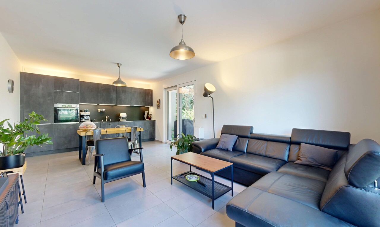 wohn- / esszimmer mit pendelleuchte, gipskartonwand, drywall, light floor, und inside property