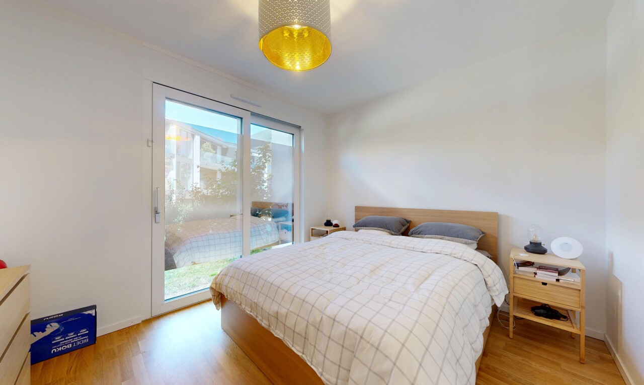 zimmer / schlafzimmer mit außenzugang, holzfußboden, wood finish floor, gipskartonwand, und drywall