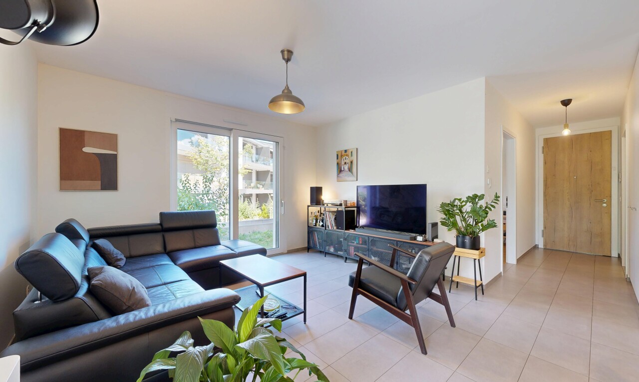 wohnzimmer mit pendelleuchte, gipskartonwand, drywall, und fernseher