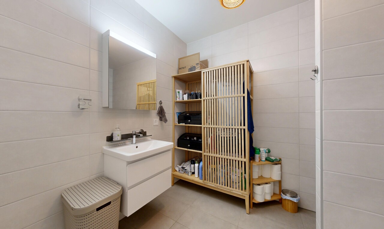 bad mit fliesenwand, tile wall, schminktisch, waschbecken, und spiegel