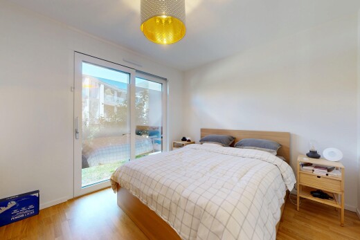zimmer / schlafzimmer mit außenzugang, holzfußboden, wood finish floor, gipskartonwand, und drywall