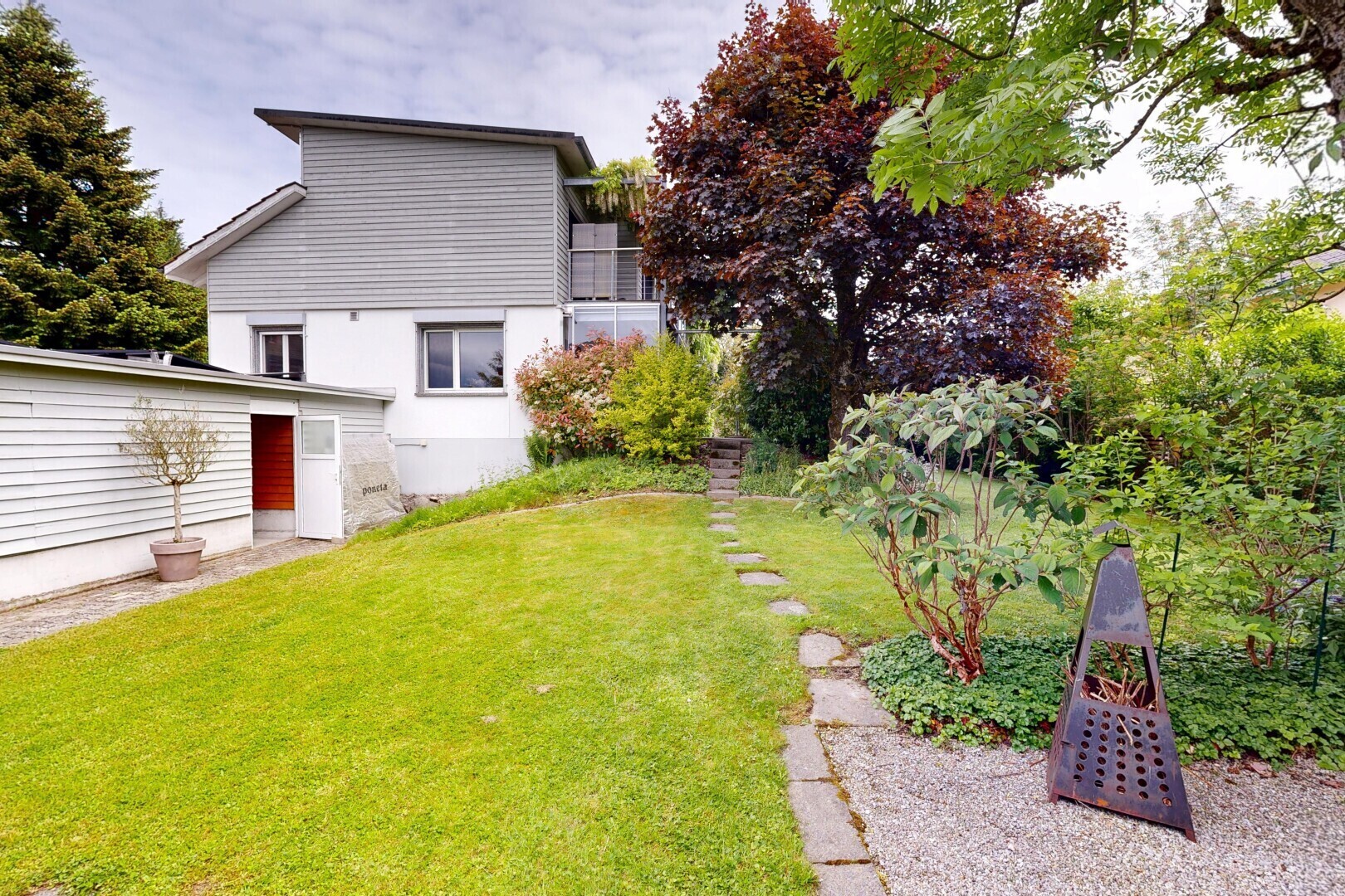 garten mit rasen und from property