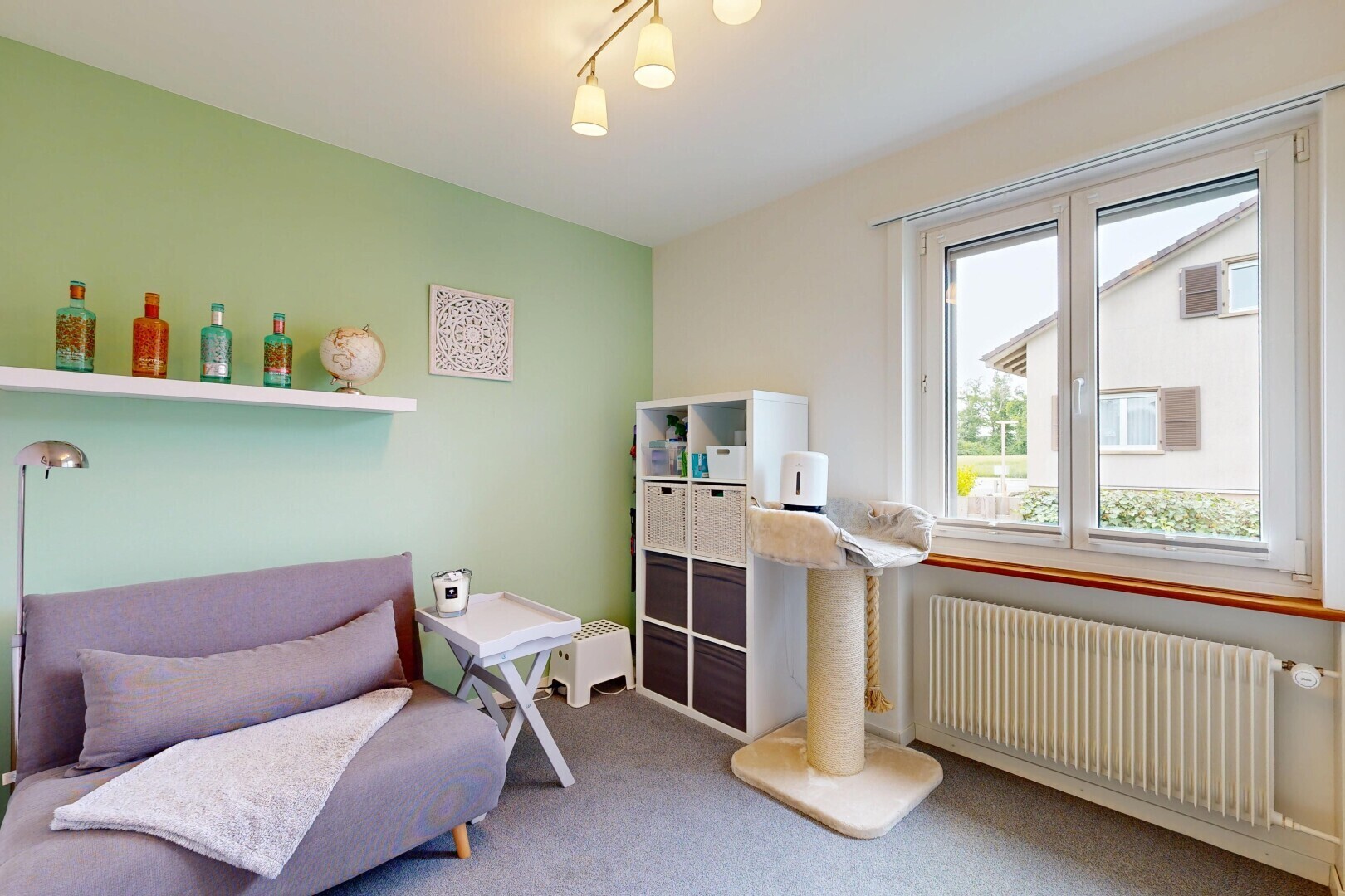 zimmer / schlafzimmer mit kühler, gipskartonwand, drywall, natürliches licht, und natural light