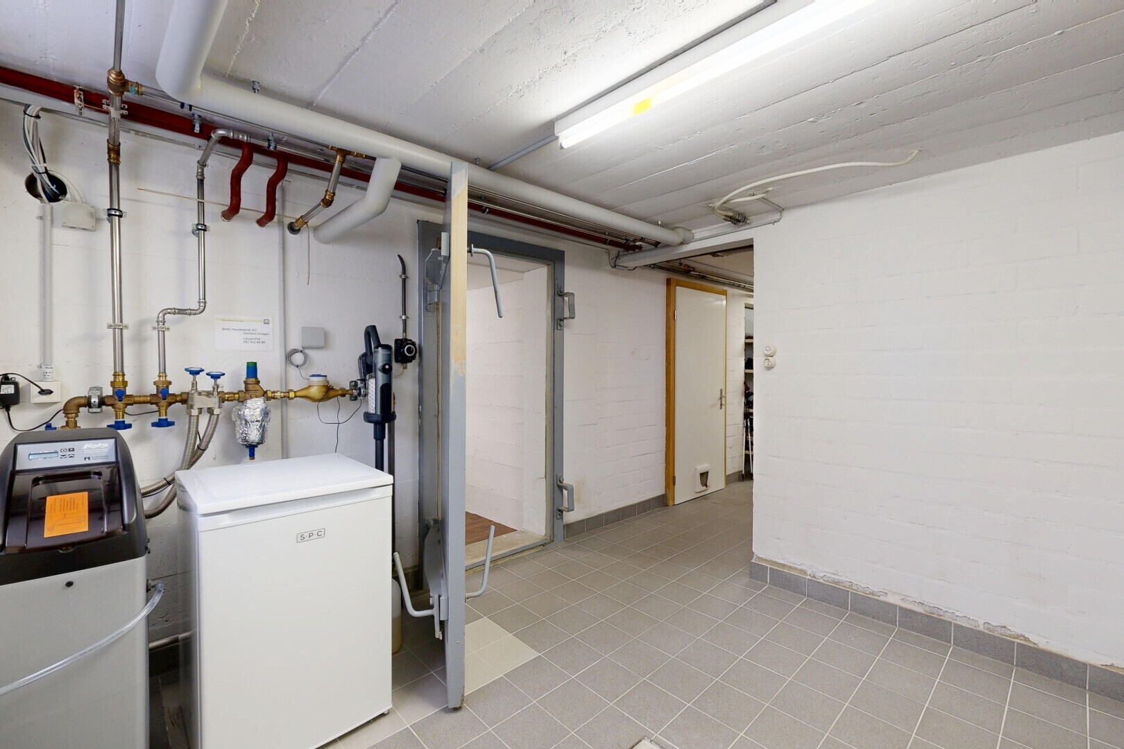 wäschekammer mit inside property, wäscherei, heizkessel, keller, und light floor