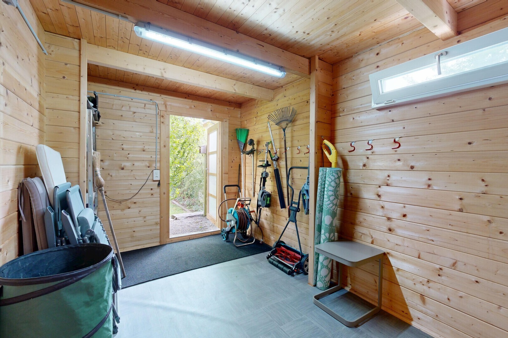 fitnessstudio mit holzwand, wood wall, natürliches licht, natural light, und holzdecke