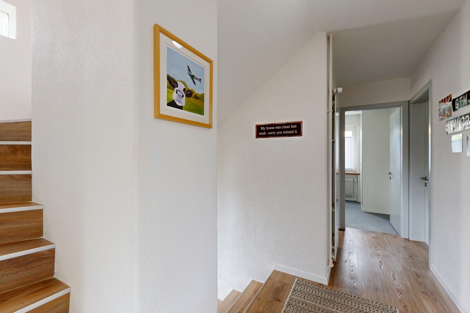 treppe mit treppen, inside property, natürliches licht, natural light, und holzfußboden