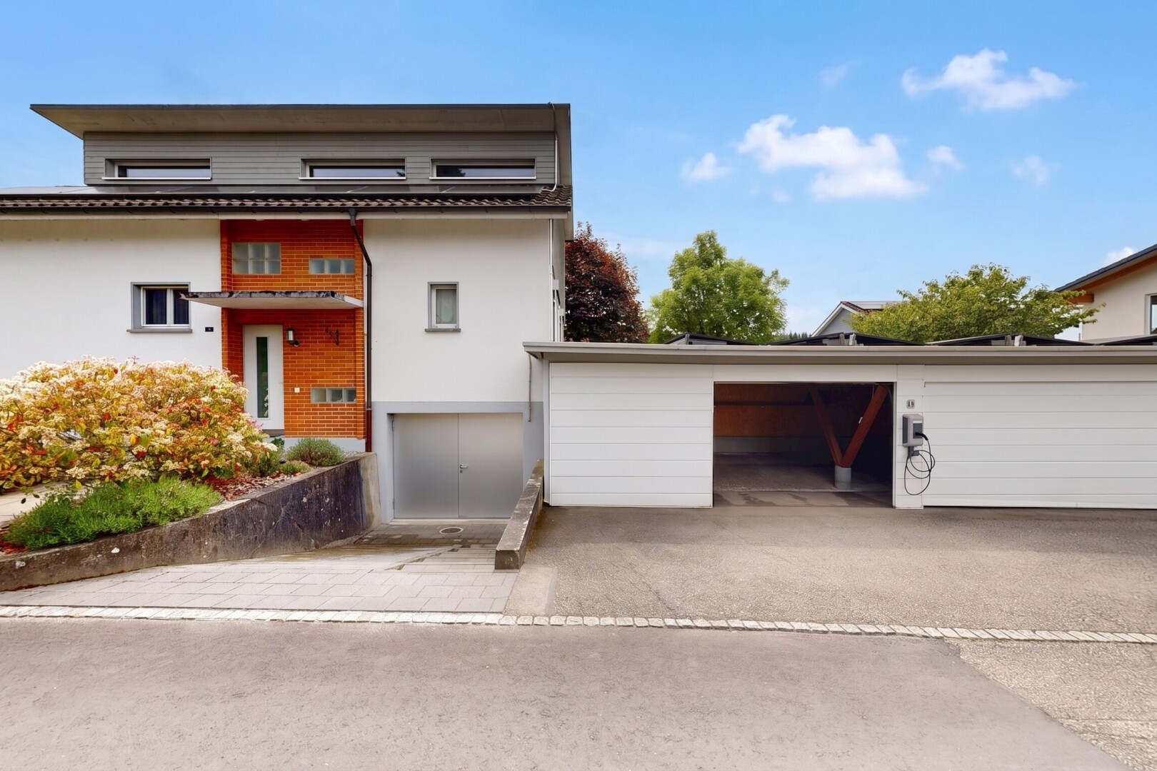 außenansicht mit property visible, day time, und garage