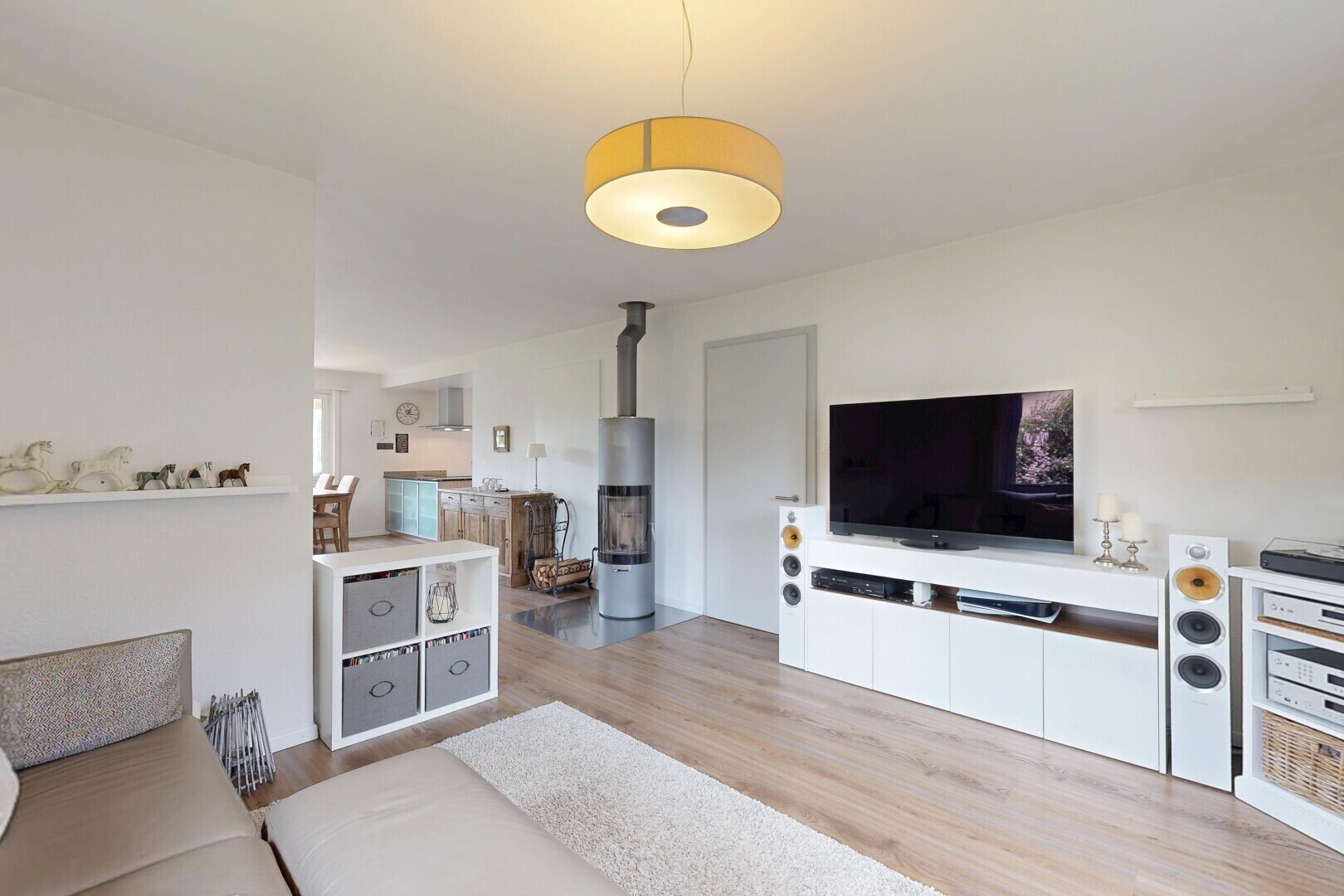 wohnzimmer mit wood finish floor, holzfußboden, light floor, fernseher, und inside property