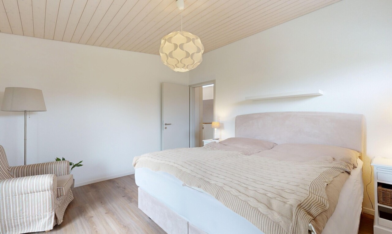 zimmer / schlafzimmer mit holzfußboden, wood finish floor, inside property, gipskartonwand, und drywall