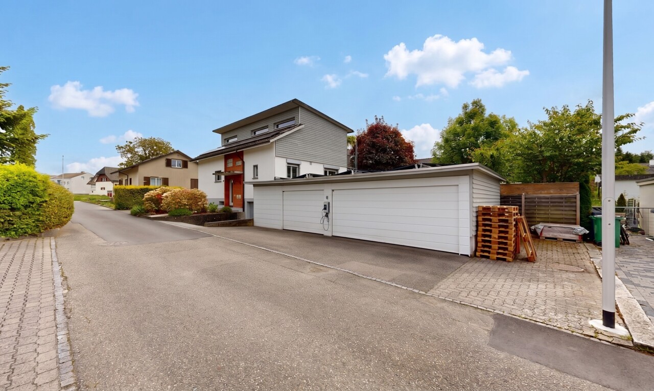 außenansicht mit day time, garage, wohngebietblick, und residential view