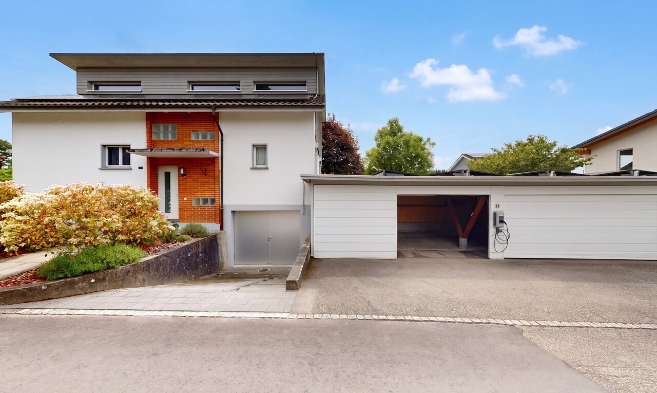 außenansicht mit property visible, day time, und garage