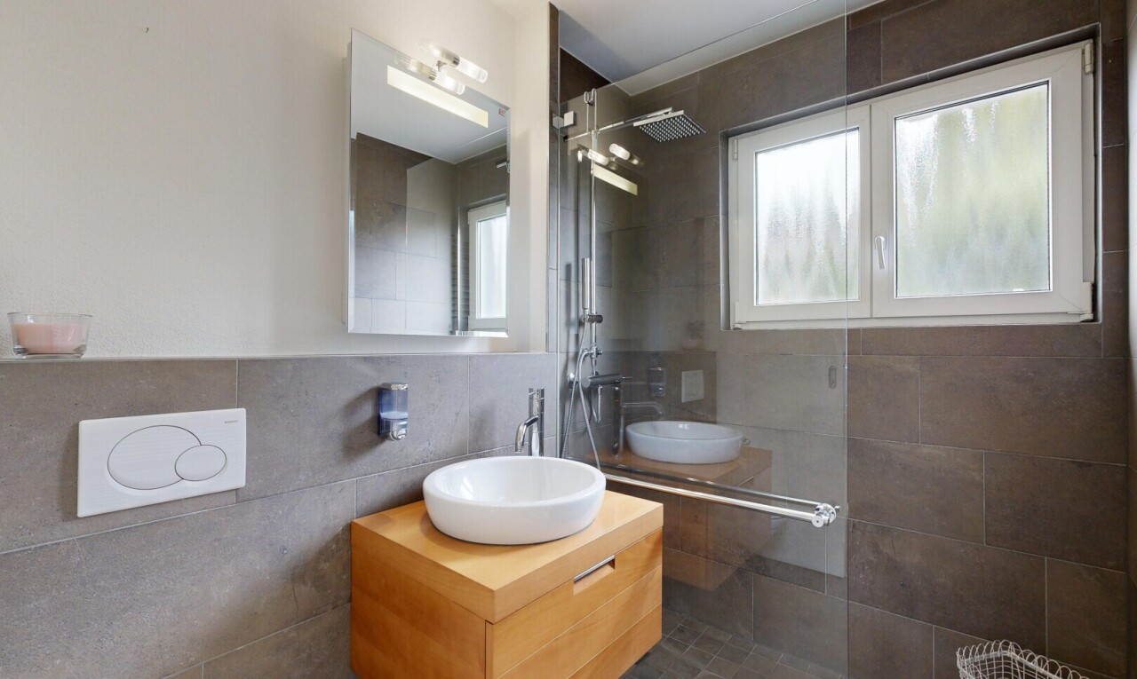 bad mit dusche, komplettes badezimmer, waschbecken, natürliches licht, und natural light
