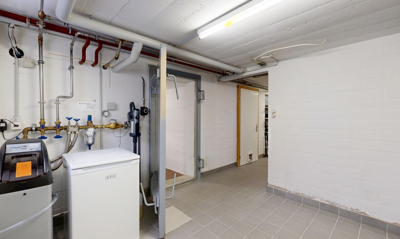 wäschekammer mit inside property, wäscherei, heizkessel, keller, und light floor