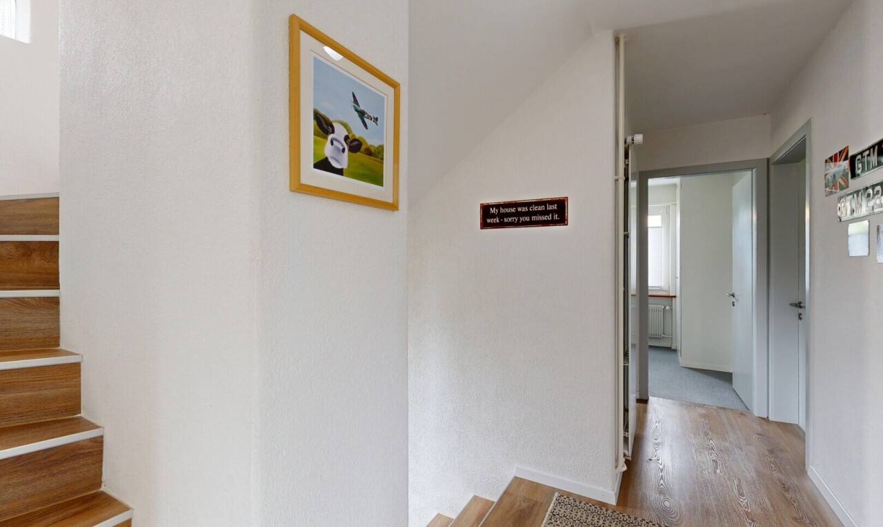treppe mit treppen, inside property, natürliches licht, natural light, und holzfußboden
