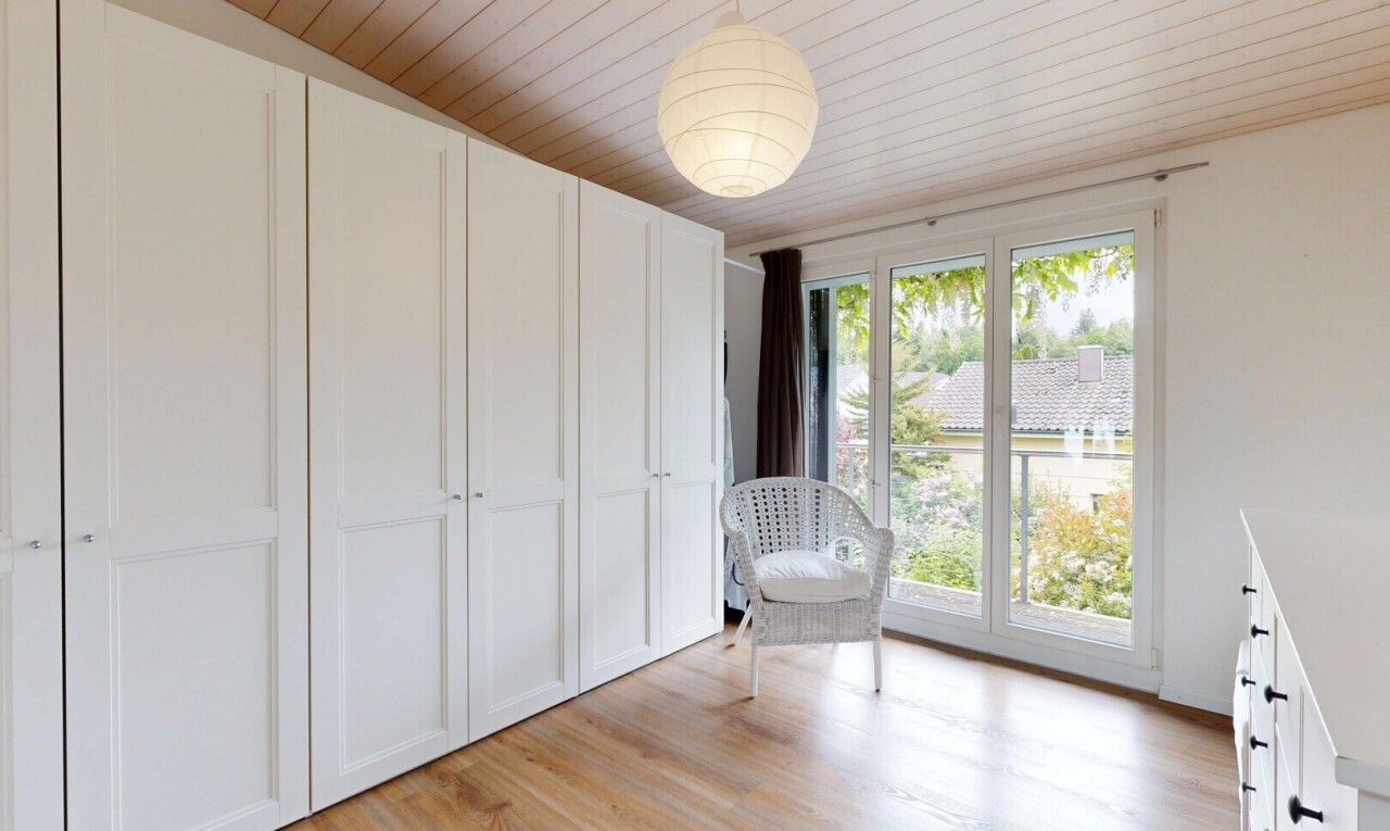 leerer raum mit inside property, natural light, natürliches licht, wood finish floor, und holzfußboden