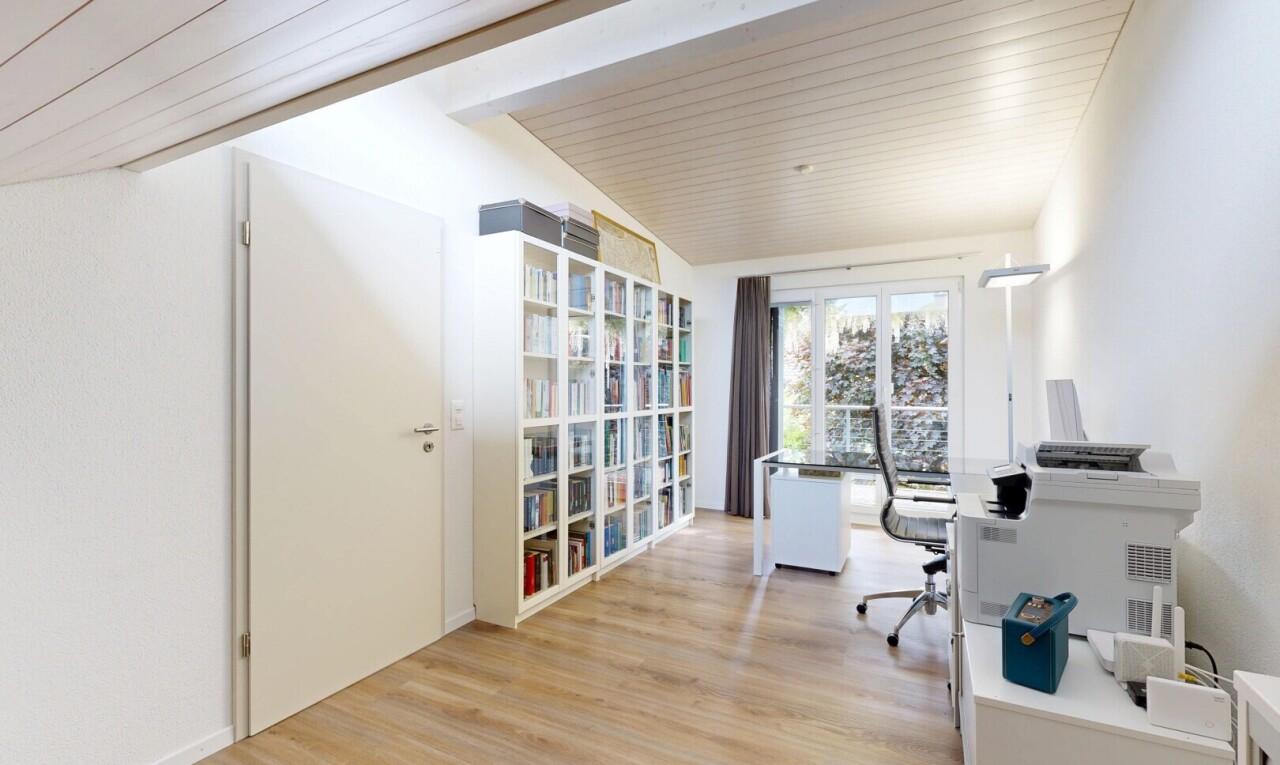 büro mit inside property, wood finish floor, holzfußboden, drywall, und gipskartonwand