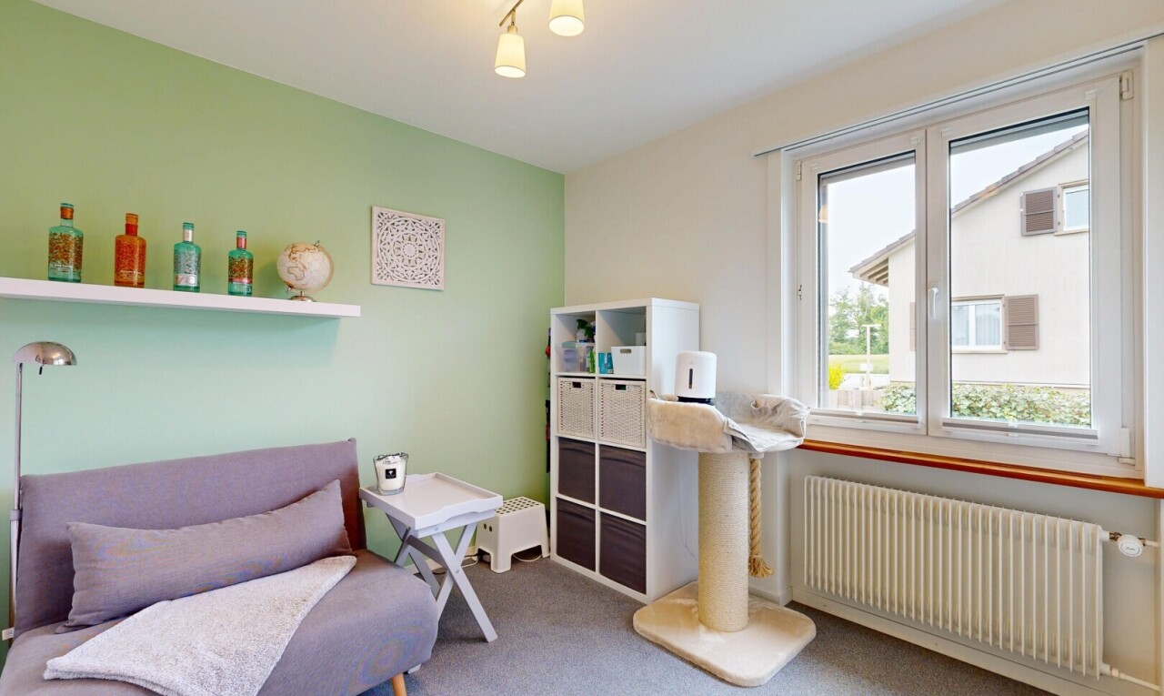 zimmer / schlafzimmer mit kühler, gipskartonwand, drywall, natürliches licht, und natural light