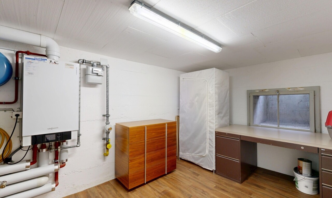 innenraum mit light floor, inside property, wasserkocher, bürobereich, und holzfußboden