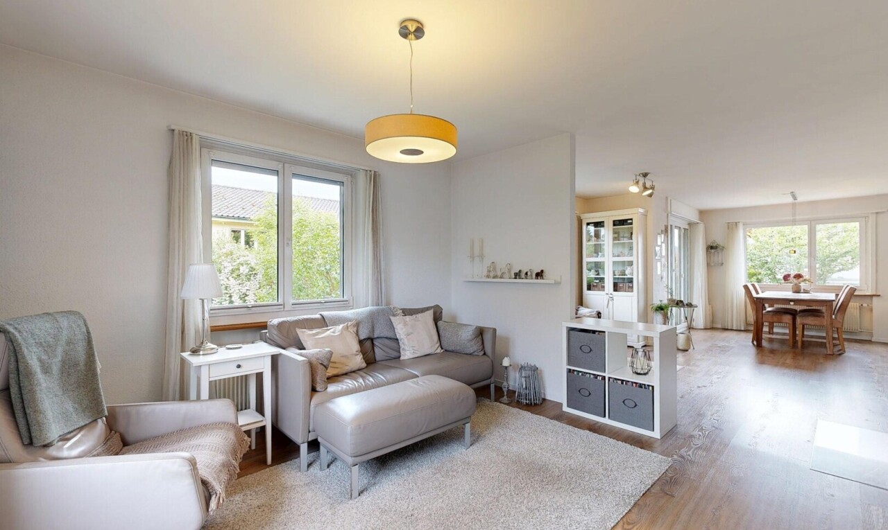 wohnzimmer mit inside property, gipskartonwand, drywall, natürliches licht, und natural light