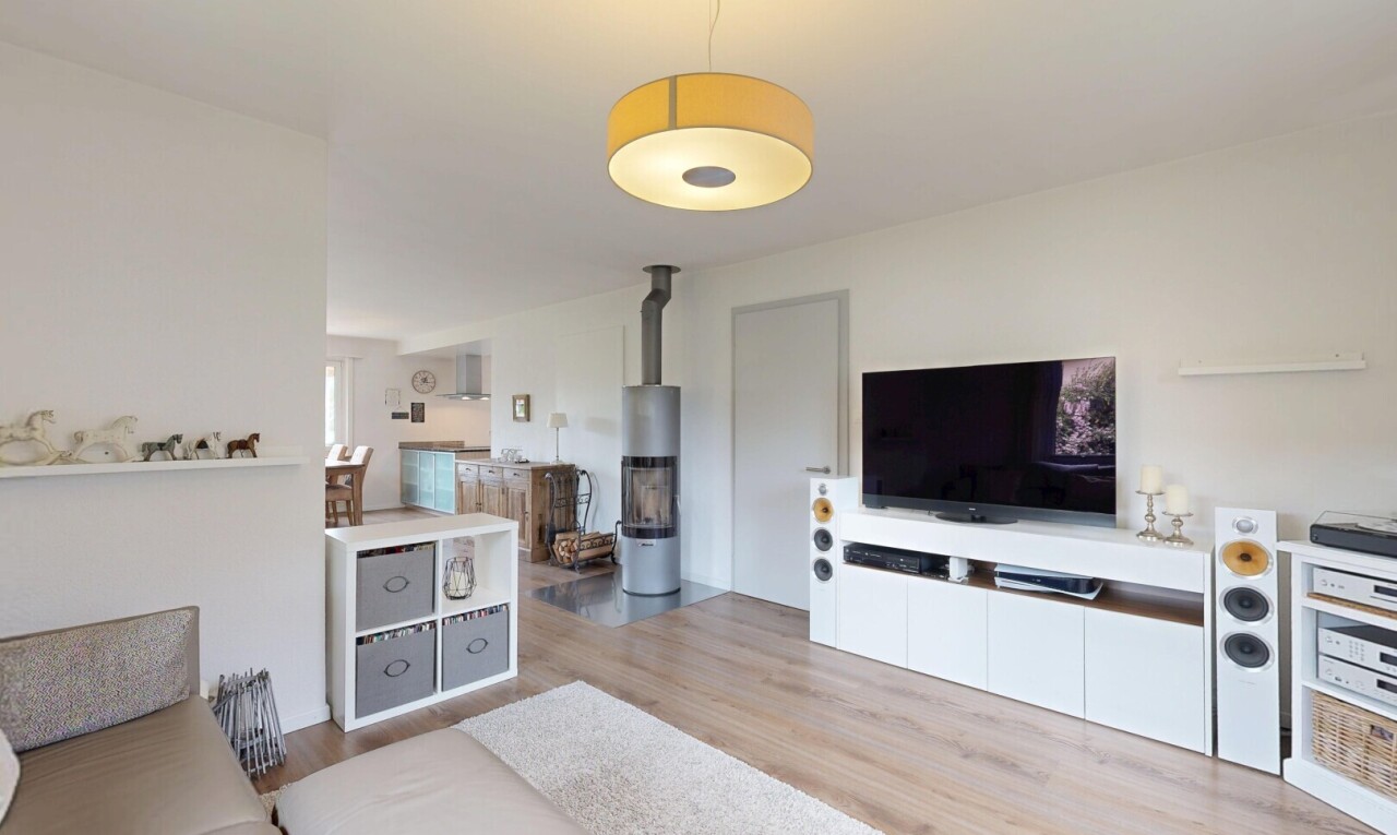 wohnzimmer mit wood finish floor, holzfußboden, light floor, fernseher, und inside property