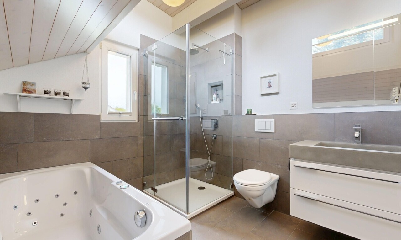 bad mit bad, komplettes badezimmer, dusche, inside property, und spiegel
