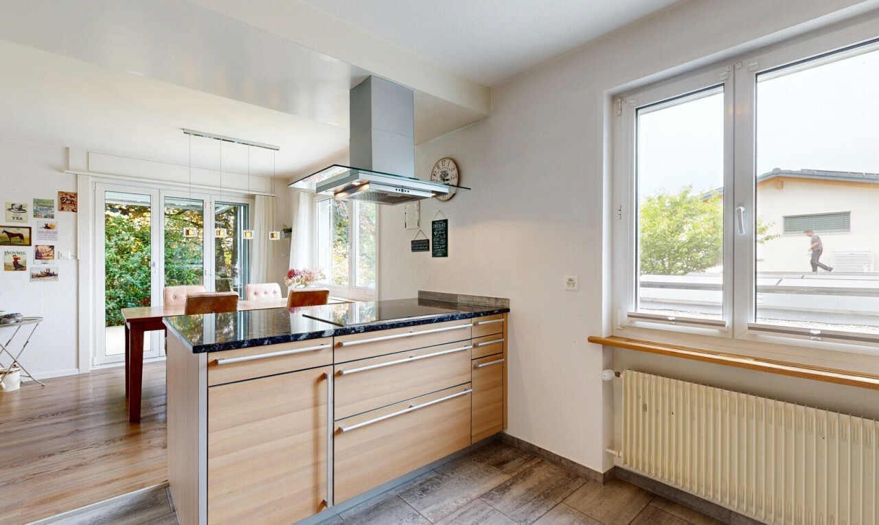 küche mit kühler, stone countertops, stein arbeitsplatten, dark countertops, und kitchen peninsula