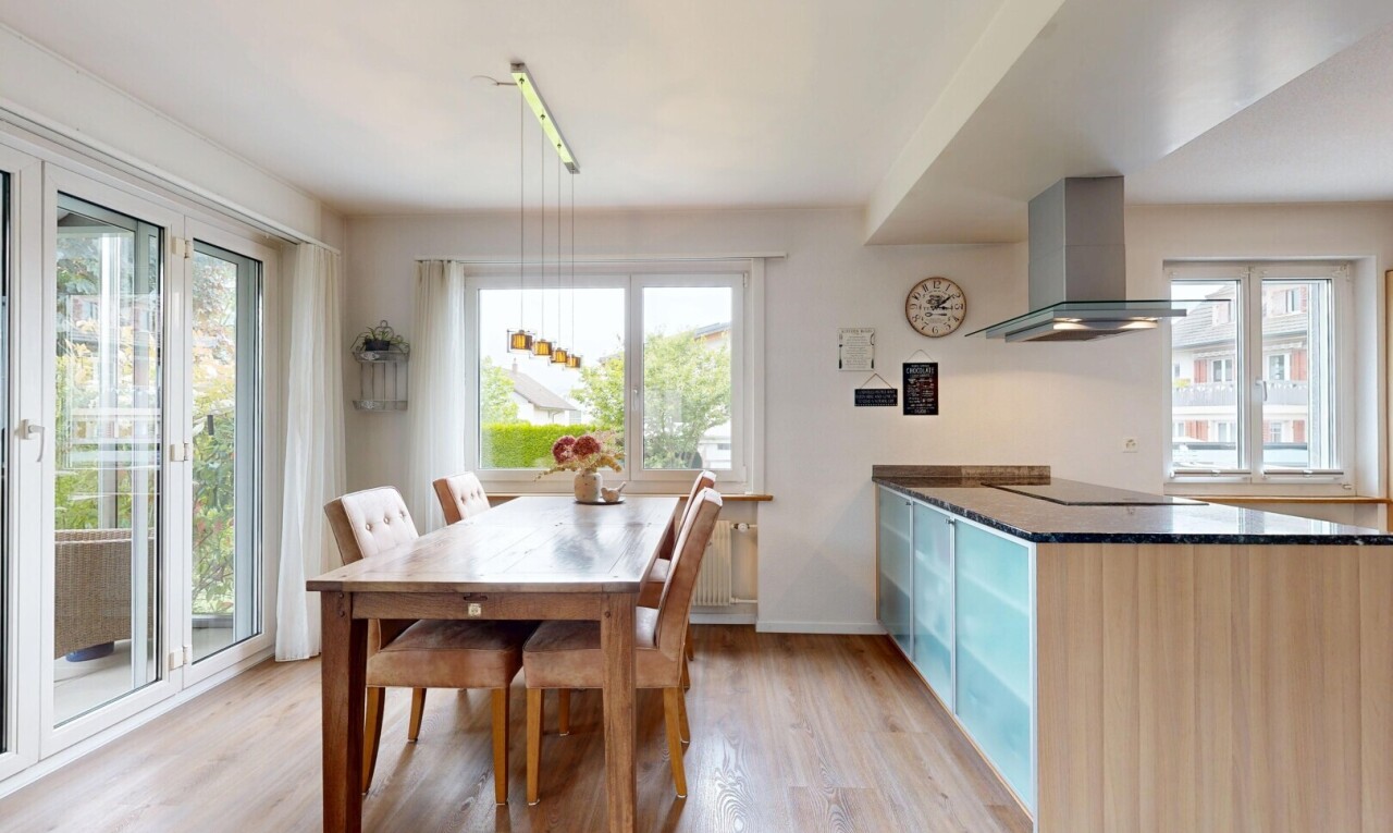 küche mit kitchen peninsula, küchentheke, dunstabzugshaube, wood finish floor, und holzfußboden