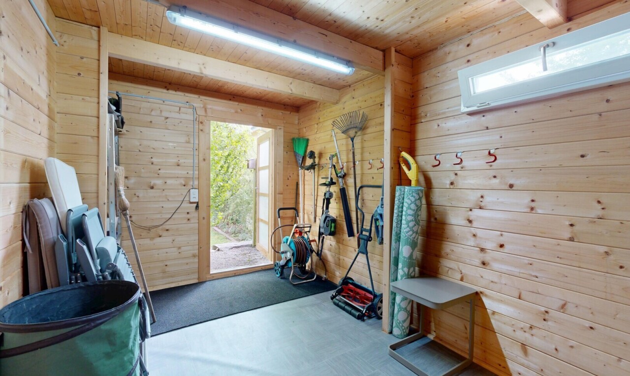 fitnessstudio mit holzwand, wood wall, natürliches licht, natural light, und holzdecke