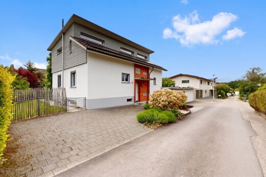 außenansicht mit zaun, property visible, tor, day time, und stuckverkleidung