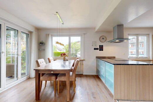 küche mit kitchen peninsula, küchentheke, dunstabzugshaube, wood finish floor, und holzfußboden