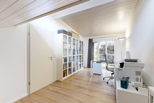 büro mit inside property, wood finish floor, holzfußboden, drywall, und gipskartonwand