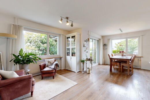 wohn- / esszimmer mit wood finish floor, holzfußboden, inside property, natural light, und natürliches licht