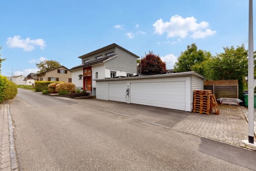 außenansicht mit day time, garage, wohngebietblick, und residential view