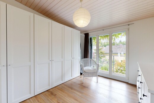 leerer raum mit inside property, natural light, natürliches licht, wood finish floor, und holzfußboden