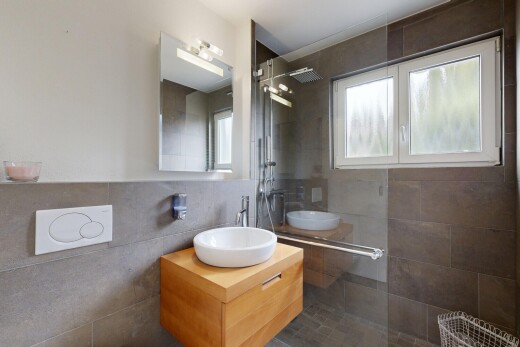 bad mit dusche, komplettes badezimmer, waschbecken, natürliches licht, und natural light