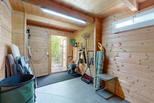 fitnessstudio mit holzwand, wood wall, natürliches licht, natural light, und holzdecke