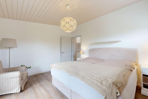 zimmer / schlafzimmer mit holzfußboden, wood finish floor, inside property, gipskartonwand, und drywall