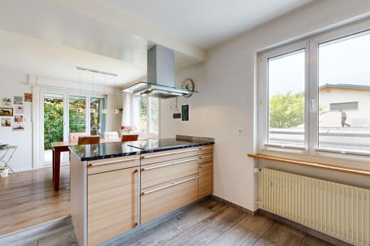 küche mit kühler, stone countertops, stein arbeitsplatten, dark countertops, und kitchen peninsula