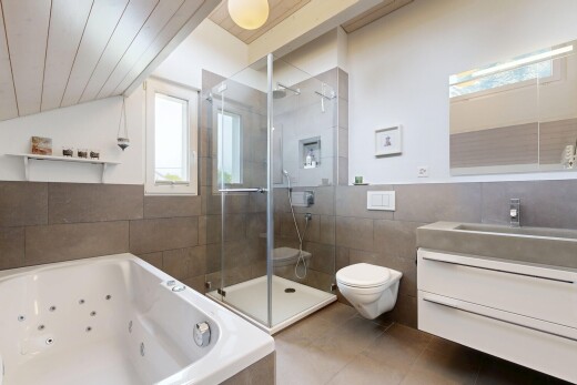 bad mit bad, komplettes badezimmer, dusche, inside property, und spiegel