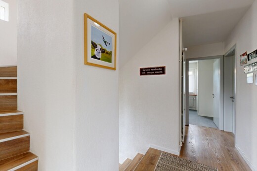 treppe mit treppen, inside property, natürliches licht, natural light, und holzfußboden